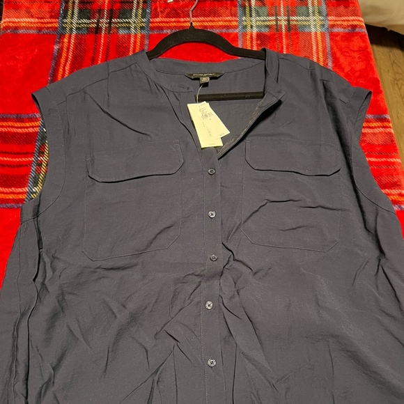 Banana Republic Tops - Banana Republic Button-Down Sleeveless Shirt - Size M (Navy Blue)